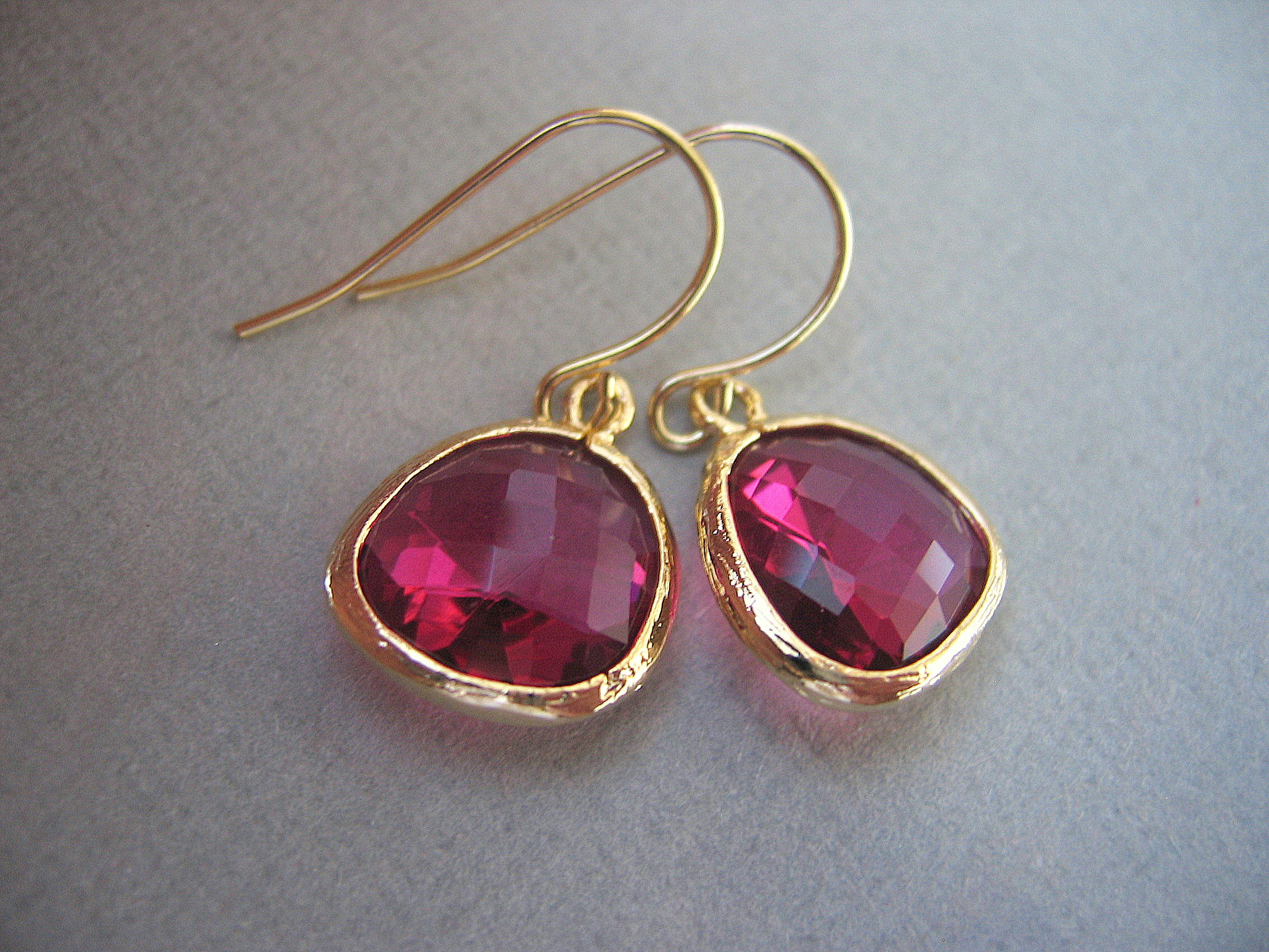 Ruby, Fuschia Earrings, Glass, Gold Earrings, Hot Pink Earrings on Luulla